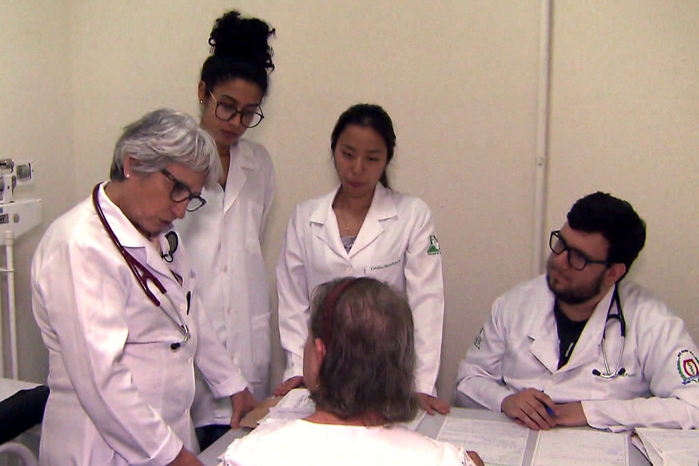 Profissionais do Programa Mais Médico durante atendimento  — Foto: Arquivo/Reprodução TV Globo