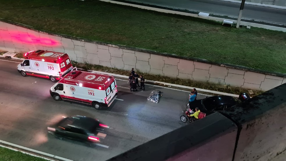 Motociclista morre ap&oacute;s cair de cima do viaduto do 4&ordm; Centen&aacute;rio em Natal &mdash; Foto: Redes sociais