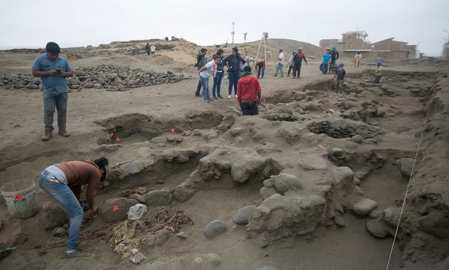 Arqueólogos encontram novo sítio de sacrifício maciço de crianças no Peru