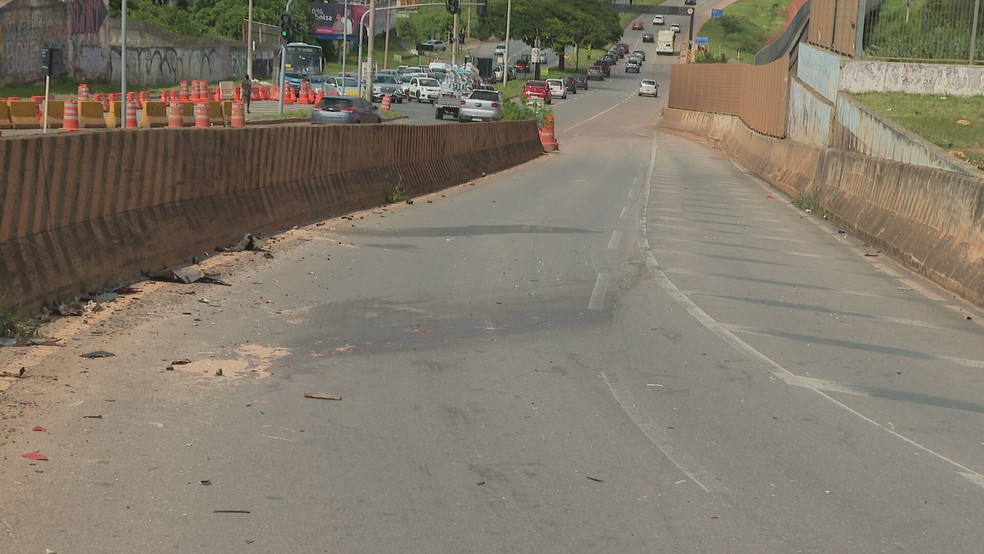 Alça de acesso, na Samdu Norte, onde motociclista foi atropelado, na manhã deste domingo (28) — Foto: TV Globo/Reprodução