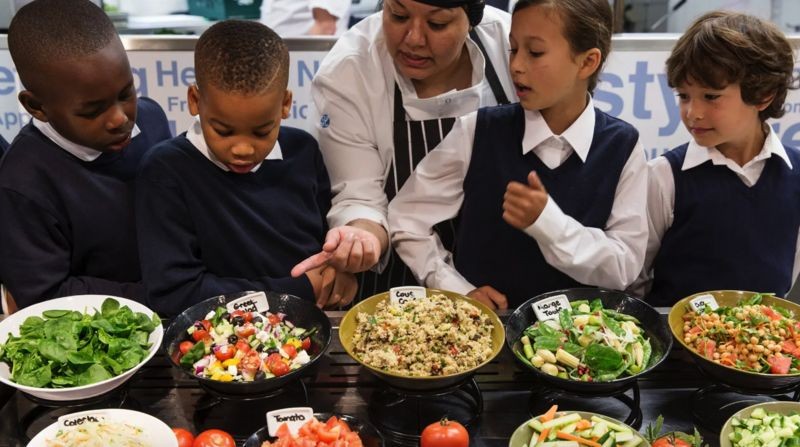 A alimentação é uma parte importante da vida social e do desenvolvimento das crianças, mas as alergias podem prejudicar esses momentos com estresse e ansiedade (Foto: Getty Images via BBC News)