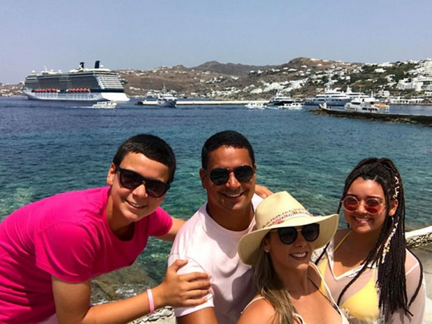 Carla Perez curte férias em família na Grécia (Foto: Reprodução)