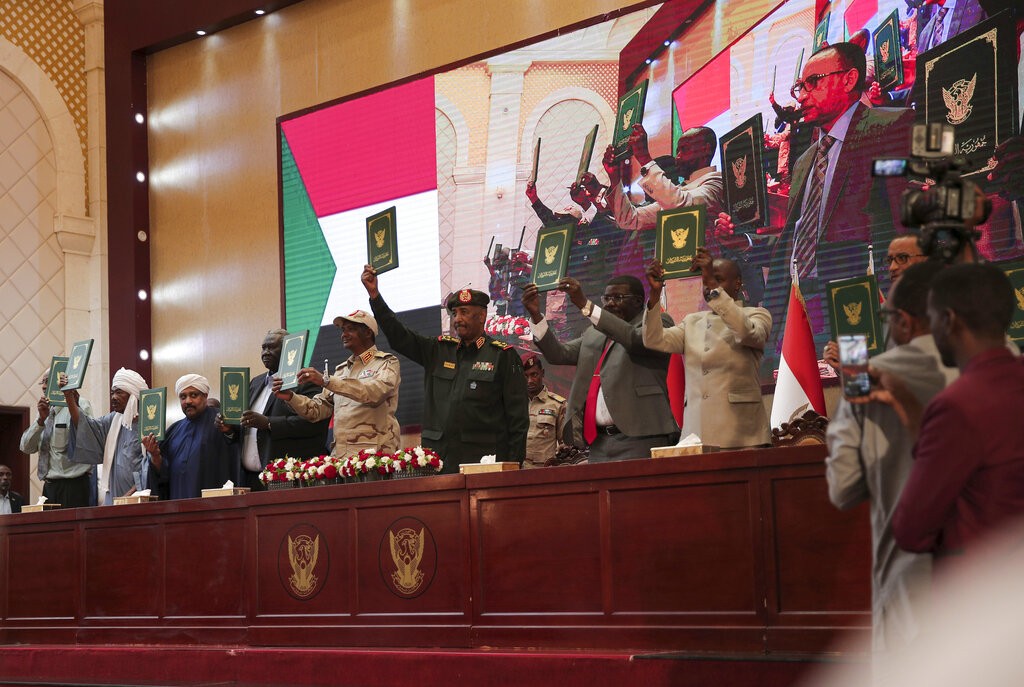 Sudão: presidente e grupos políticos assinam acordo pró-democracia