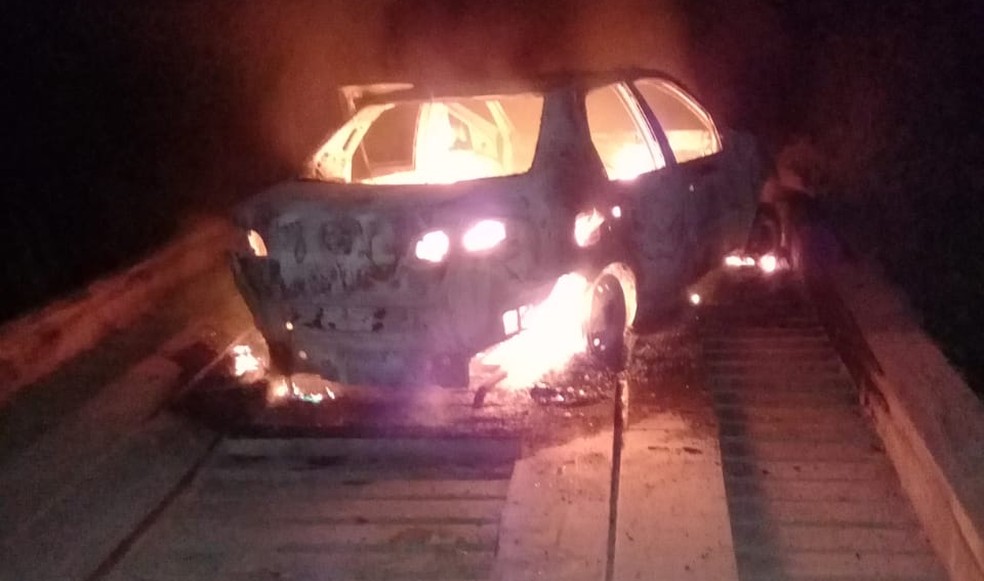 Carro é incendiado por assaltantes após ataque a banco no Pará. — Foto: Reprodução / Polícia