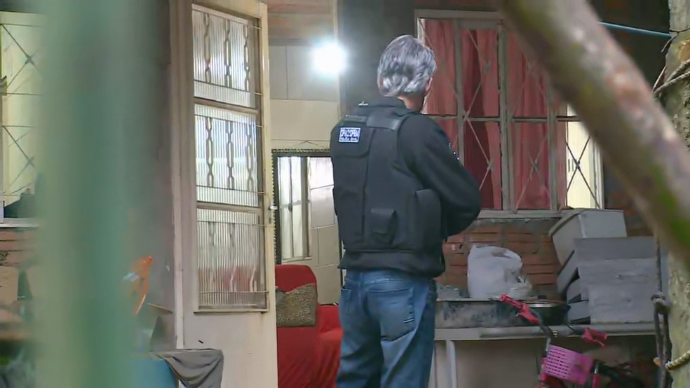 Polícia prendeu a mulher em casa nesta manhã — Foto: Reprodução/RBS TV