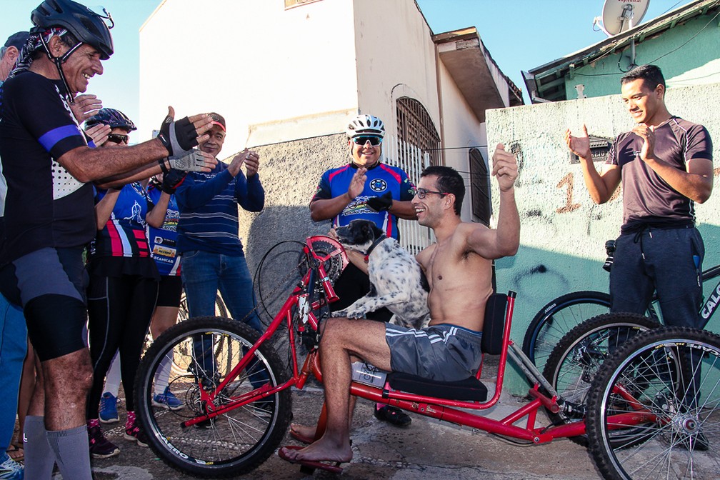 Lucas foi surpreendido em casa pelos ciclistas em São Carlos — Foto: Fabio Rodrigues/G1