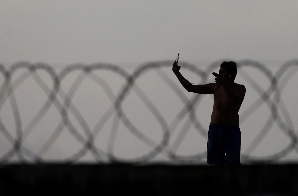 Preso tira uma selfie durante rebelião na penitenciária de Alcaçuz (RN), em 2017 (Foto: Nacho Doce/Reuters)