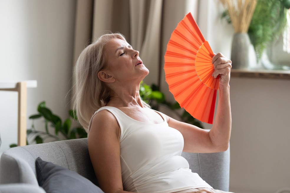 Episódios súbitos de sensação de calor estão entre os sintomas da menopausa — Foto: Istock Getty Images