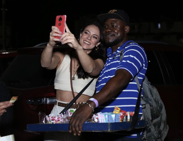 Paolla Oliveira faz selfie com vendedor ambulante (Foto: Roberto Filho / Brazil News)