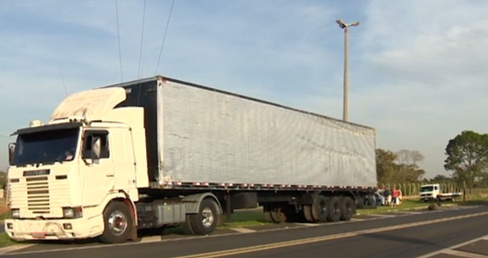 Motorista do caminhão não teve ferimentos (Foto: Reprodução/TV Fronteira)