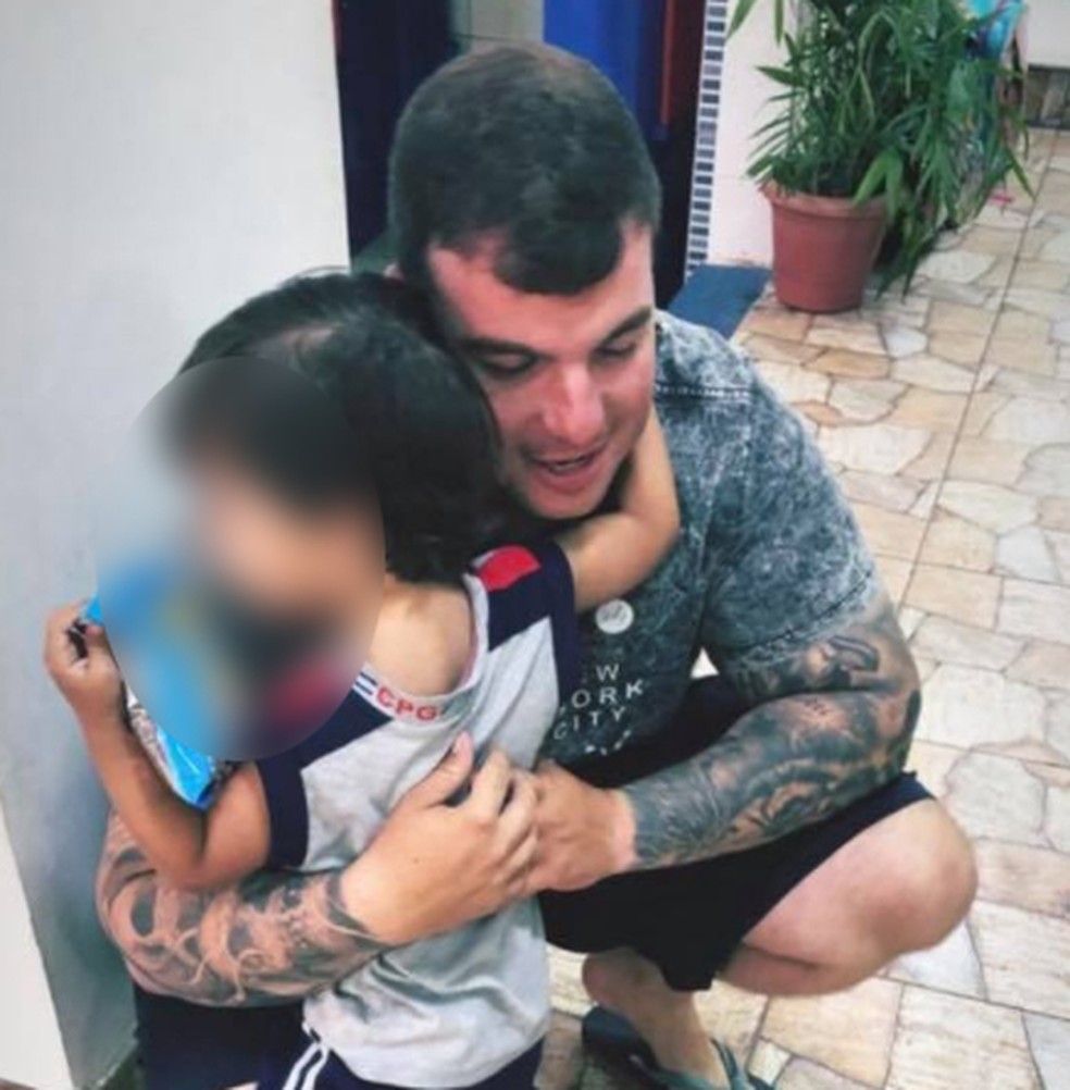Soldado Daniel Henrique Mariotti, que foi morto no último sábado (5), com o filho — Foto: Reprodução/ Facebook