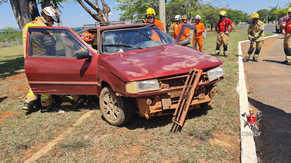Acidente de carro deixa homem ferido e transito interditado na via L4 Norte, no DF — Foto: CBMDF/Divulgação