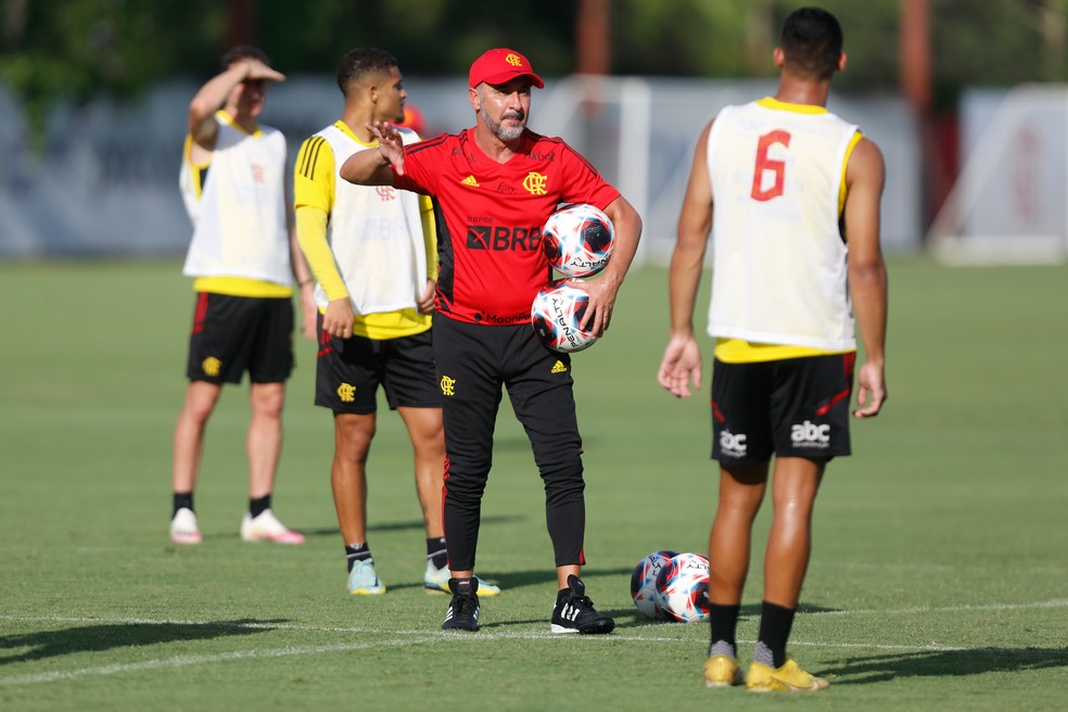 Vítor Pereira orienta time do Flamengo em treinamento no dia de sua apresentação — Foto: Gilvan de Souza/Flamengo