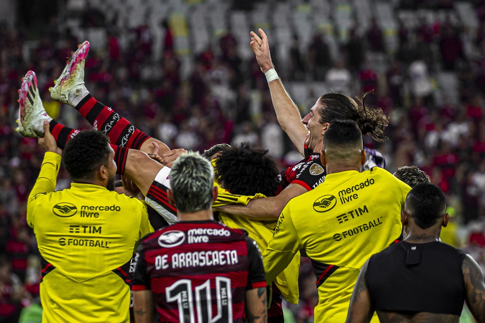 Filipe Luís é jogador pelos companheiros para o alto após vitória do Flamengo sobre o Corinthians — Foto: Paula Reis/Flamengo