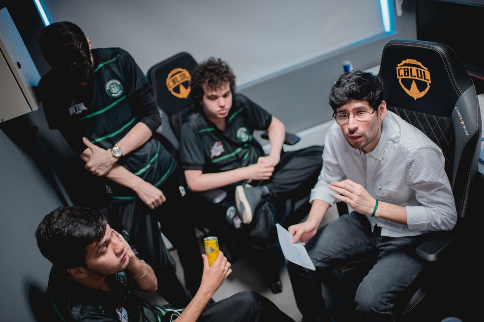 Piroxz passando estratégias ao elenco da Redemption — Foto: Divulgação/Riot Games