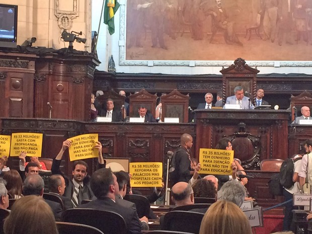 Deputados da bancada do PSOL levaram cartazes contra o governo (Foto: Alessandro Ferreira / G1)
