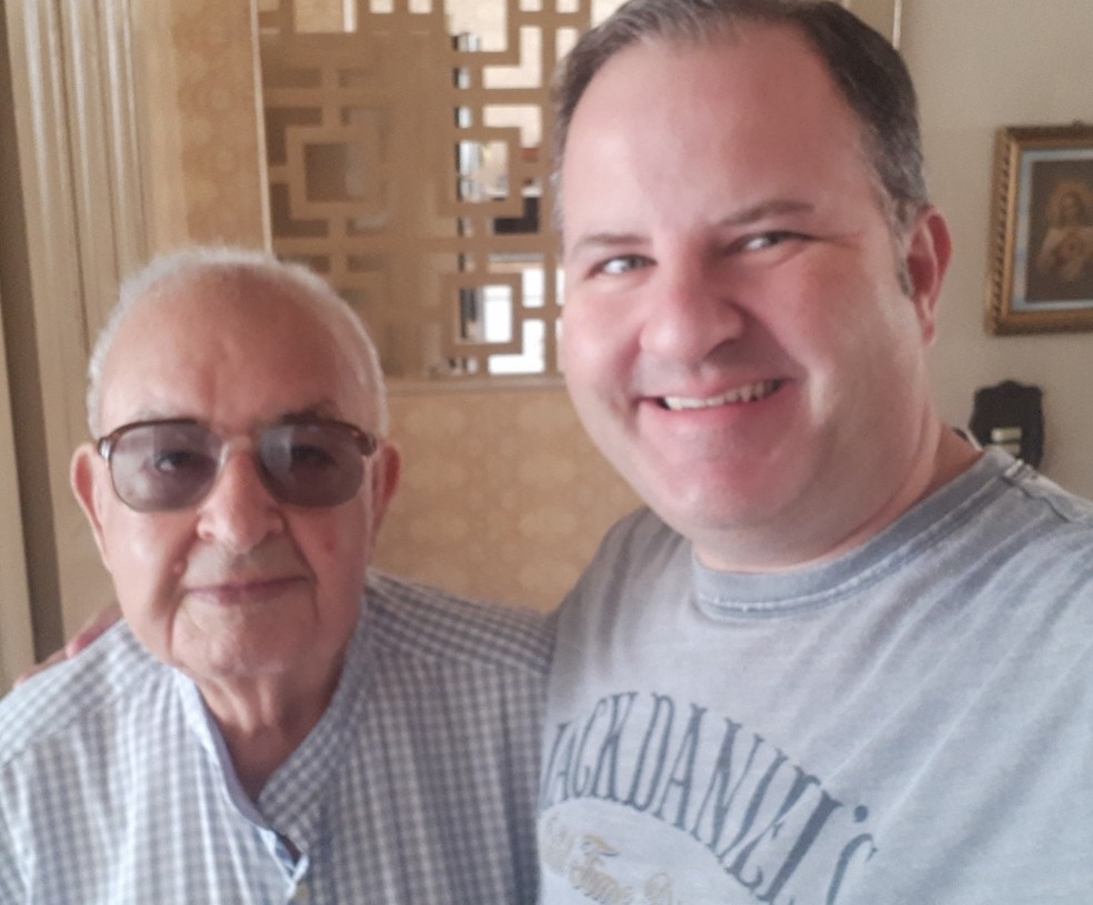 José com o neto Alexandre Rabelo: idoso era independente e tinha rotina ativa — Foto: Arquivo pessoal