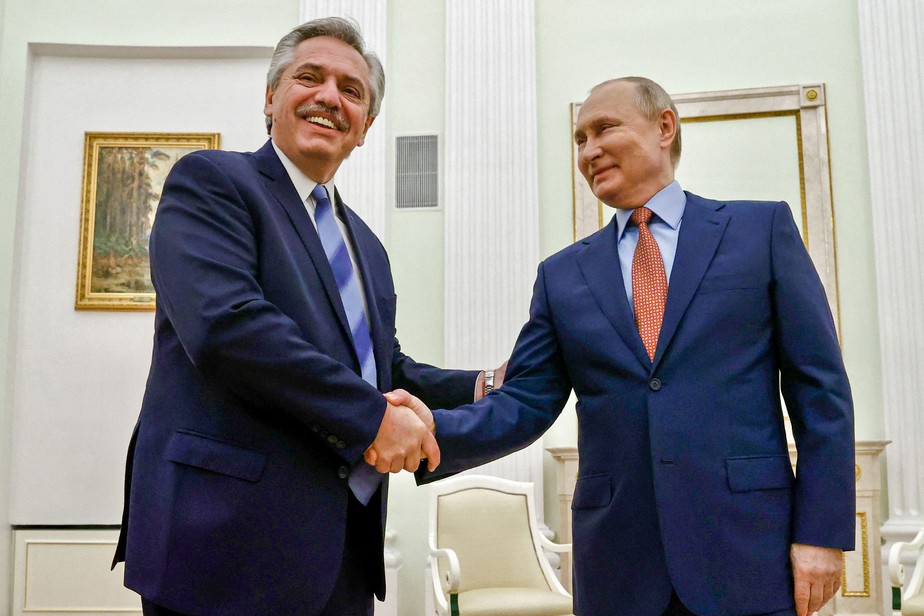 O presidente argentino, Alberto Fernández, cumprimenta Vladimir Putin durante visita a Moscou, em fevereiro
