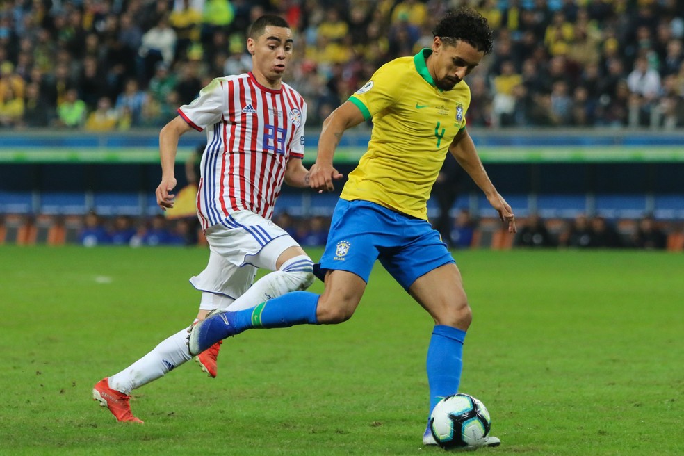 Marquinhos avança com bola dominada em Brasil x Paraguai — Foto: MAX PEIXOTO/DIA ESPORTIVO/ESTADÃO CONTEÚDO