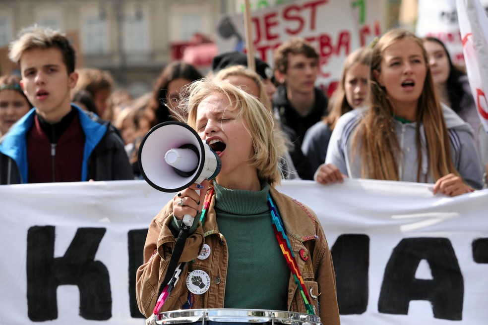 Manifestante fala em alto-falante durante protesto pelo clima na Cracóvia, Polônia. — Foto: Jakub Wlodek/Agencja Gazeta via Reuters
