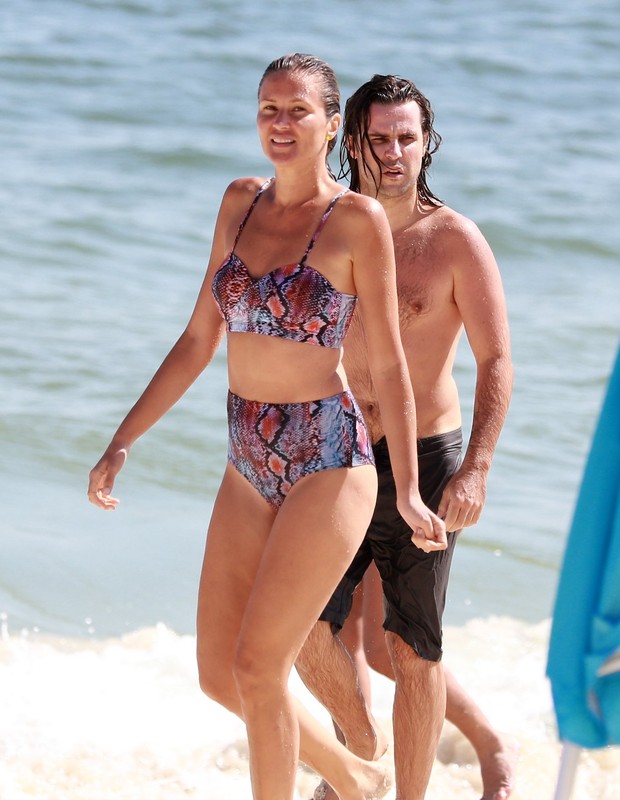 Ellen Jabour vai à praia no Rio com o namorado,  Jonathan Corrêa (Foto: AgNews / Dilson Silva)