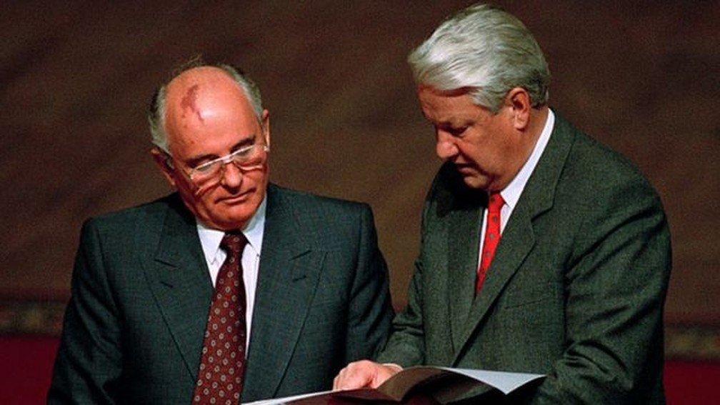 Mikhail Gorbachev, o último líder da União Soviética, ao lado do ex-presidente russo Boris Yeltsin, o primeiro após o colapso da URSS — Foto: GEORGES DEKEERLE/GETTY IMAGES