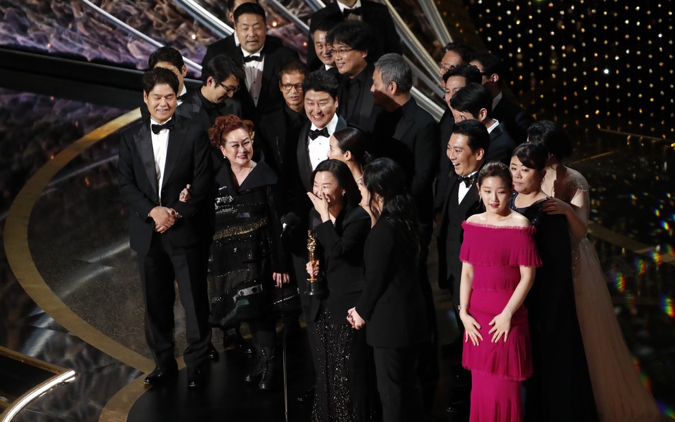 Elenco e equipe de 'Parasita' no palco para receber estatueta de melhor filme no Oscar 2020 — Foto: Mario Anzuoni/Reuters