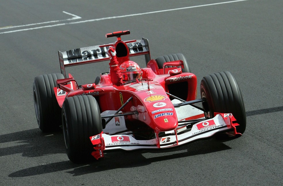 Schumacher cruza a linha de chegada na Bélgica para chegar ao heptacampeonato em 2004 — Foto: Getty Images