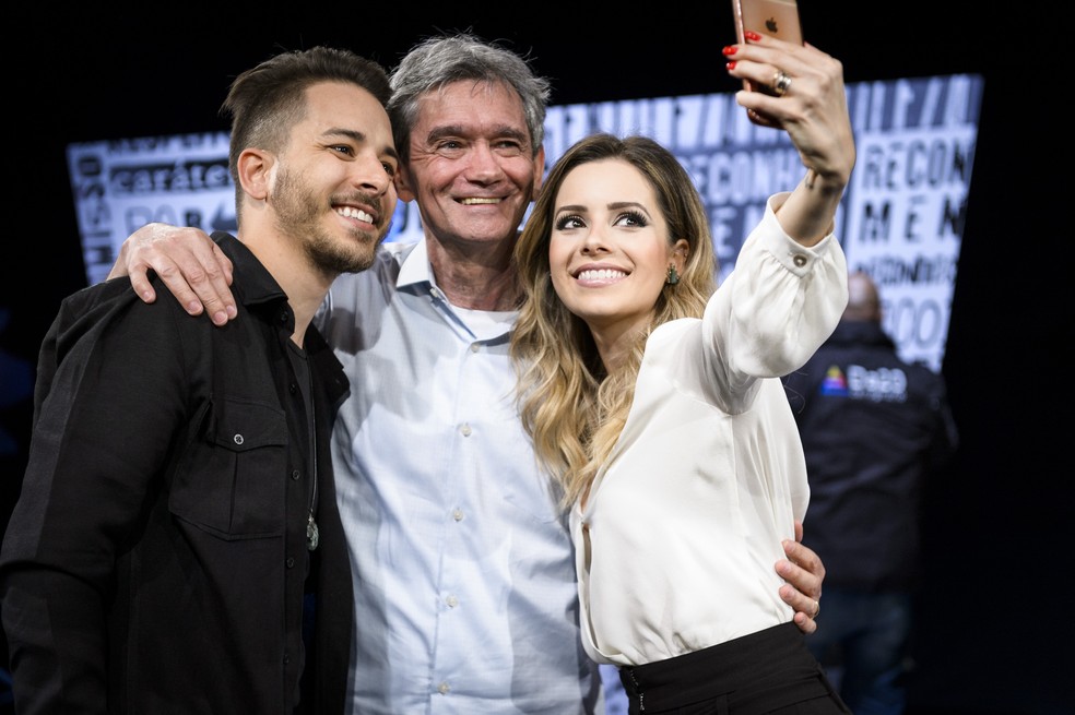 Sandy, Júnior e Serginho fazem selfie nos bastidores (Foto: Ramón Vasconcelos/TV Globo)