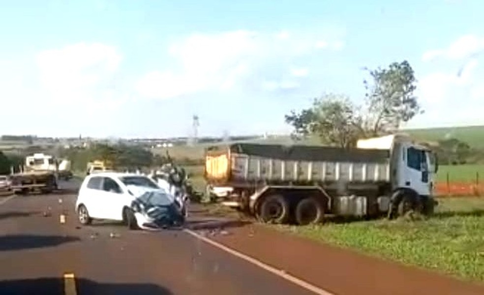 Mulher morre em acidente envolvendo 4 veículos em rodovia de Itápolis — Foto: Arquivo pessoal
