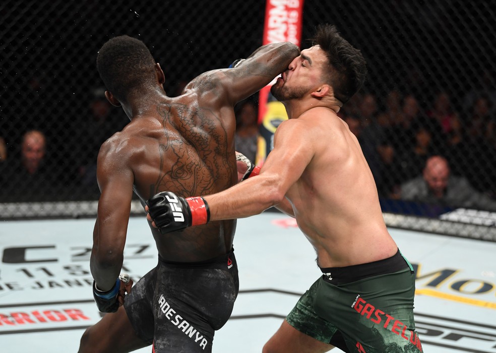 Israel Adesanya acerta uma cotovelada rodada em Kelvin Gastelum no UFC 236 â?? Foto: Getty Images