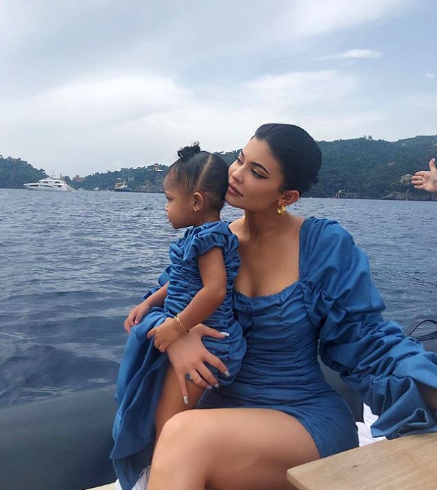 Kylie Jenner com a filha (Foto: Instagram)