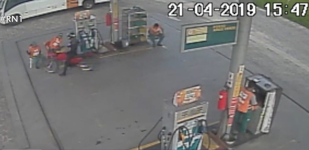 Pol&Atilde;&shy;cia Civil do RN prende frentistas suspeitos de participa&Atilde;&sect;&Atilde;&pound;o em roubos a posto de gasolina em que trabalham &acirc;Â€Â” Foto: Reprodu&Atilde;&sect;&Atilde;&pound;o/Inter TV Cabugi