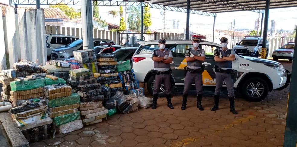 Carregamento da droga foi levado para a Polícia Civil de Botucatu; pesagem não havia sido finalizada até a tarde desta quinta — Foto: Polícia Rodoviária/Divulgação