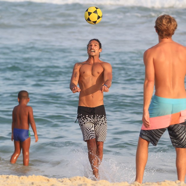 João Zoli joga altinha em praia da Barra da Tijuca (Foto:  Fabricio Pioyani/AgNews)