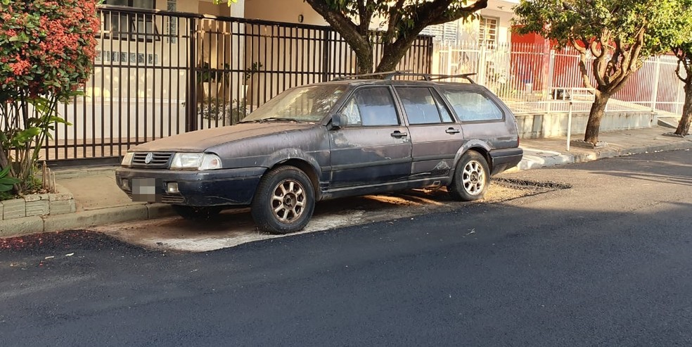 Carro ficou 'ilhado' em volta da rua asfaltada em Rio Preto — Foto: Monize Poiani/TV TEM