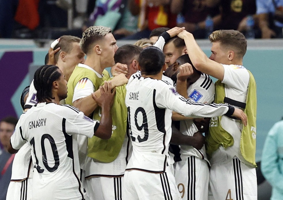 Jogadores da Alemanha comemoram gol de Niclas Fuellkrug, que empata diante da Espanha — Foto: Albert Gea/REUTERS