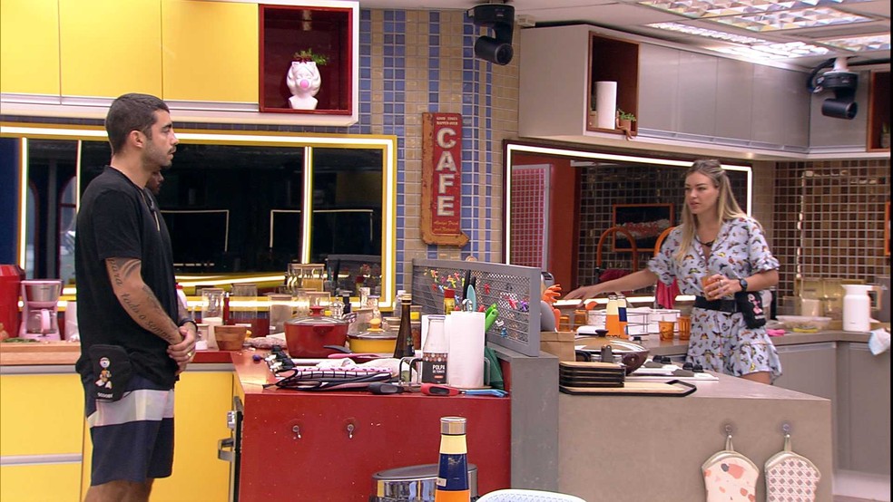 Brother conversa com Bárbara na cozinha — Foto: Globo