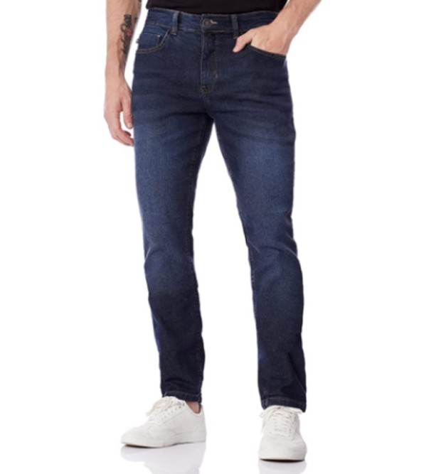 A calça jeans da Hering tem modelagem reta em tom de azul escuro próximo ao índigo (Foto: Divulgação/Hering)