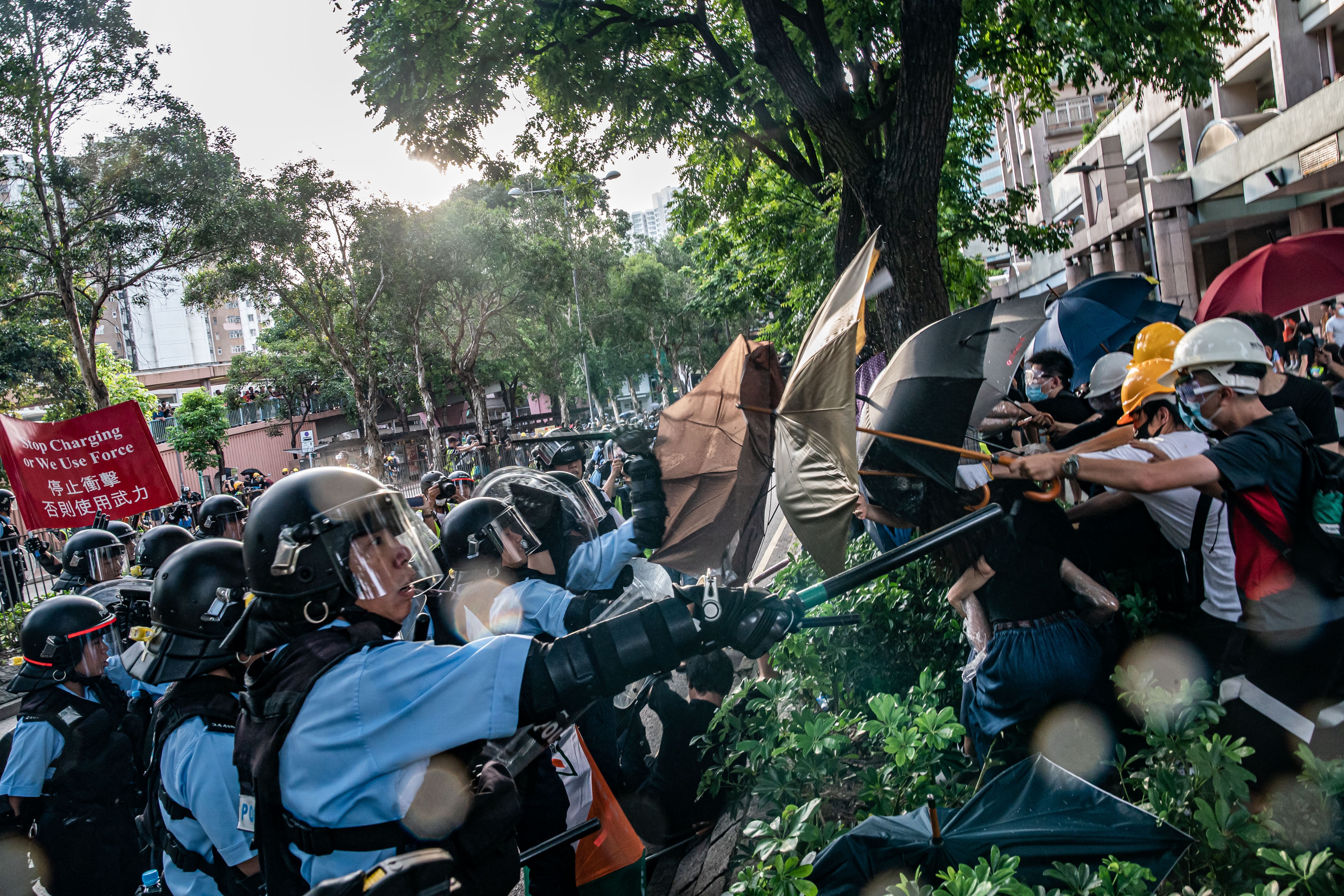Um confronto entre manifestantes e policiais em Hong Kong (Foto: Getty Images)