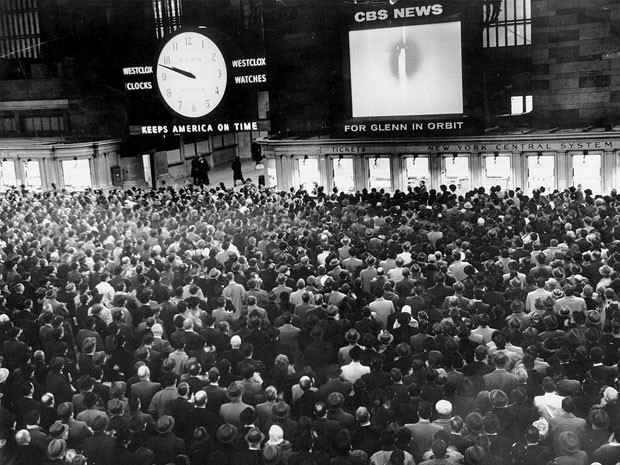Foto histórica da Grand Central Station, estação de trem de Nova York, mostra uma multidão observando programa de TV sobre o astronauta John Glenn (Foto: Edward Hausner/The New York Times)