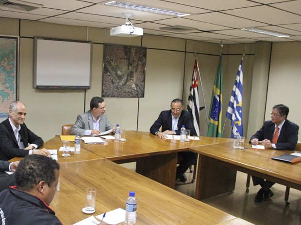Começa reunião que vai discutir futuro da GM em São José (Foto: Carlos Santos/G1)