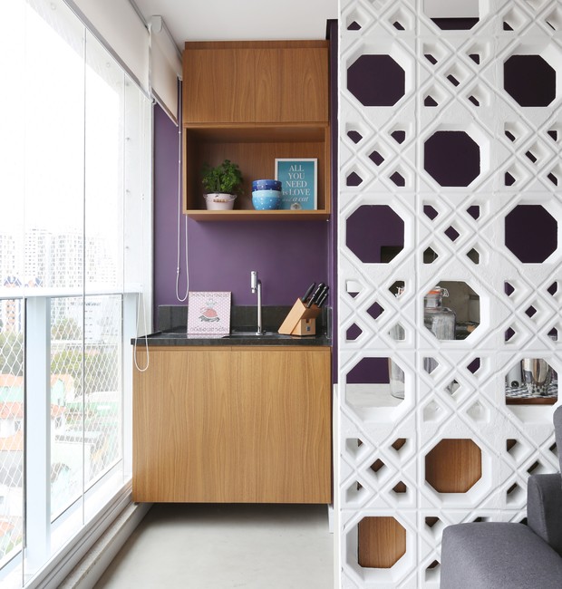Apartamento de 75m² tem decoração neutra com pontos de cor ousados (Foto: Mariana Orsi/Divulgação)