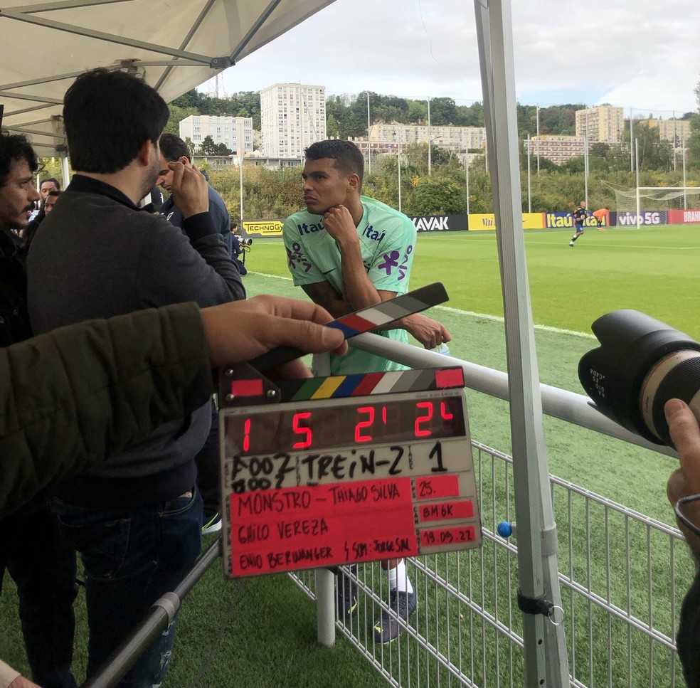 O diretor do documentário de Thiago Silva conversa com o defensor no fim do treino da Seleção — Foto: Divulgação Media Bridge