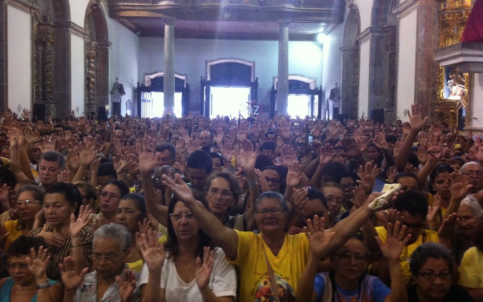Celebrações religiosas acontecem na Basílica do Carmo, na região central do Recife (Foto: Bianka Carvalho / TV Globo)