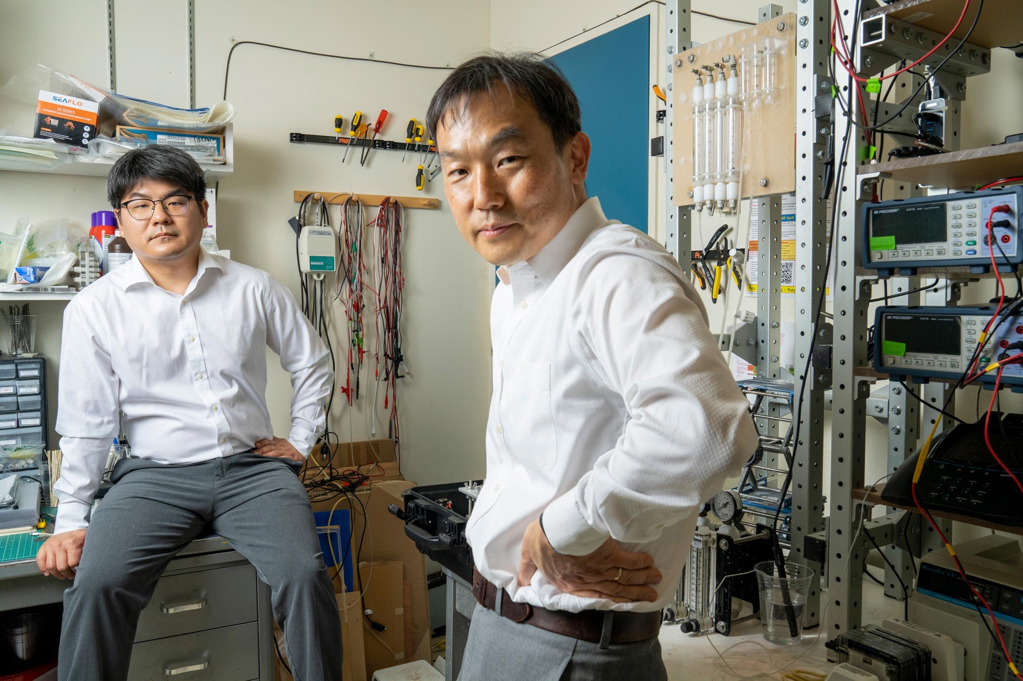 Os pesquisadores Jongyoon Han e Junghyo Yoon são dois dos responsáveis por essa criação (Foto: Reprodução / Junghyo Yoon)
