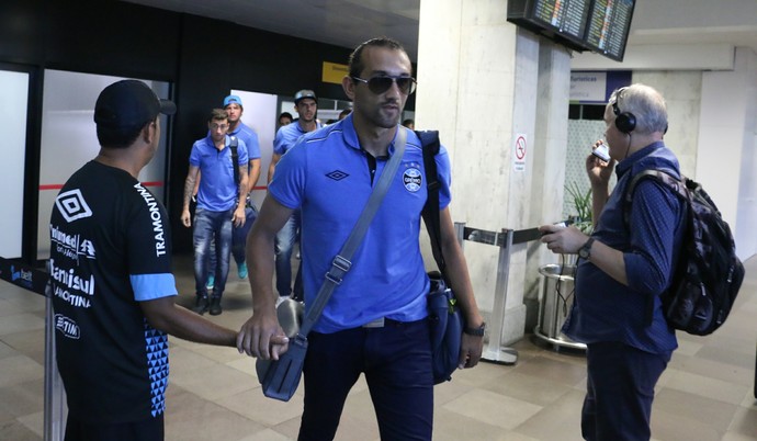 Grêmio volta ao RS após empate com discurso de erro zero para estreia
