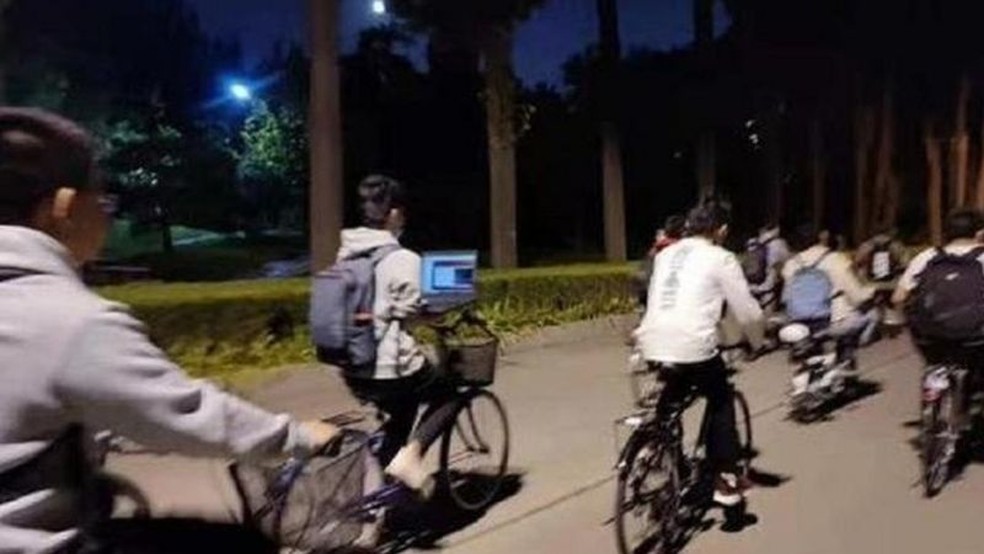 Em uma das fotos, estudante da Universidade de Tsinghua usava seu laptop enquanto andava de bicicleta — Foto: Weibo