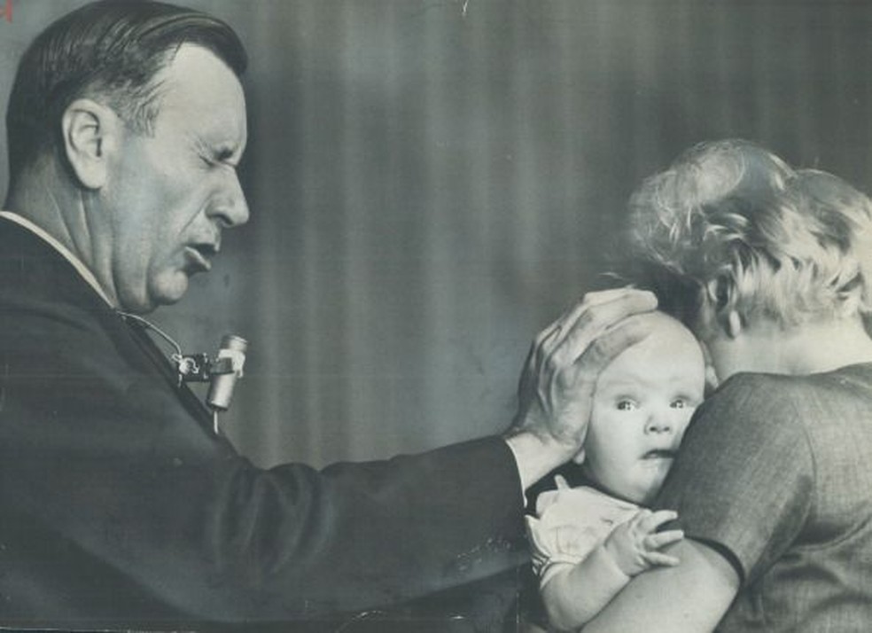 O evangelista americano Oral Roberts (1918-2009), considerado o 'pai' do Evangelho da Prosperidade — Foto: Getty Images via BBC