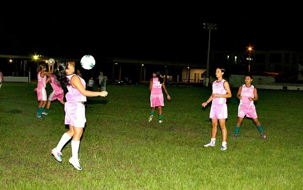 Treino do Iranduba de futebol feminino=13-04-2012 (Foto: Frank Cunha/GLOBOESPORTE.COM)